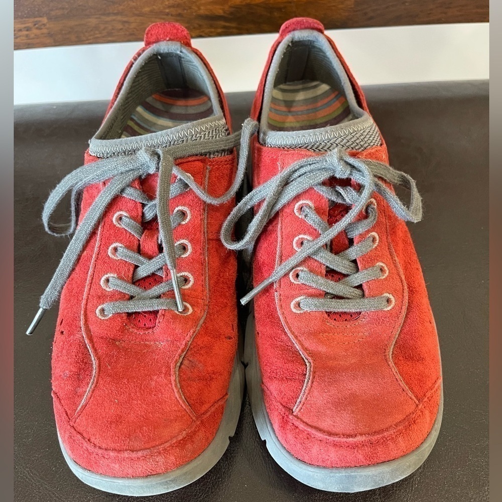 Dansko Women's Elisa leather Sneaker in a size 37 US 6.5 -7 slip resistant